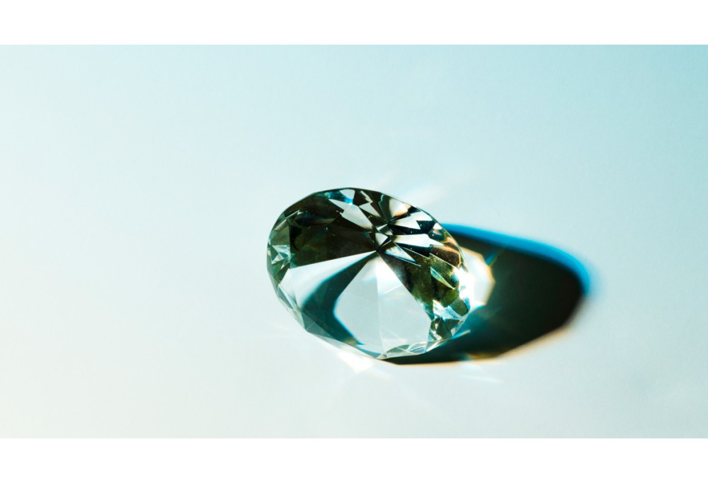 ¿Se puede distinguir un diamante de laboratorio de un diamante natural?